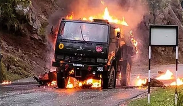 مقبوضہ کشمیر میں بھارتی فوج کے ٹرک پر حملہ؛ بڑے پیمانے پر ہلاکتوں کا خدشہ