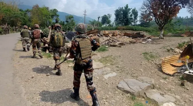 بھارتی فوجی نے 6 ساتھیوں کو زخمی کرکے خود کو گولی مارلی