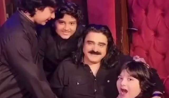 بیٹوں کے ساتھ پیار و محبت بھرے تعلق پر مداح عارف لوہار کے معترف