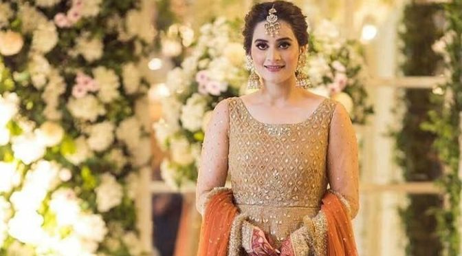 ایمن خان نے جہاز میں روتے بچوں کو چُپ کروانے کا گُر بتا دیا