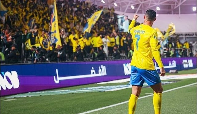 نازیبا اشارہ کرنے پر سعودی فٹبال فیڈریشن نے رونالڈو پر ایک میچ کی پابندی,30ہزار ریال جرمانہ عائد کردیا