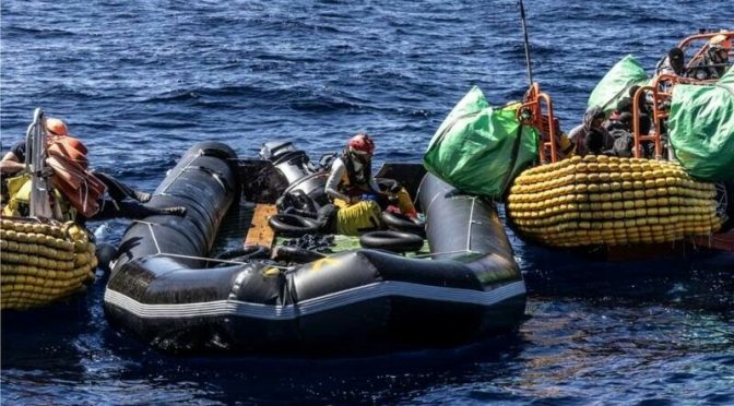 لیبیا اور یورپ کے درمیان تین روز سے سمندر میں بے یار و مددگار کشتی ڈوب گئی، 60 ہلاکتوں کا خدشہ
