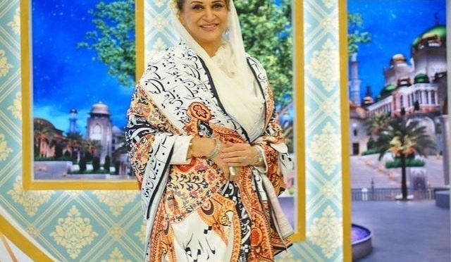 بشریٰ انصاری کا علامہ اقبال کے اشعار والی چادر اوڑھ کر طنزیہ تبصرہ