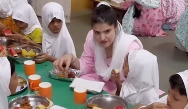 ممبئی: بالی ووڈ کی اداکارہ زرین خان نے اپنی سالگرہ یتیم خانے میں مسلمان بچیوں کے ساتھ منائی