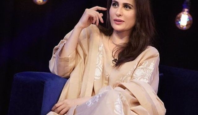 معروف پاکستانی فلم ڈائریکٹر نے نوشین شاہ کے 35 لاکھ روپے لُوٹ لیے