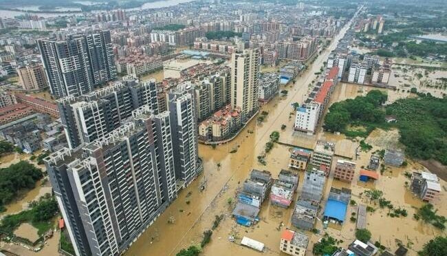 چین میں شدید بارشوں سے ایک لاکھ افراد کی نقل مکانی، صدی کے بدترین سیلاب کا خدشہ