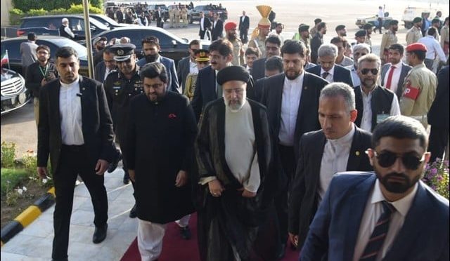 ایرانی صدر ابراہیم رئیسی کراچی پہنچ گئے، مزار قائد پر حاضری