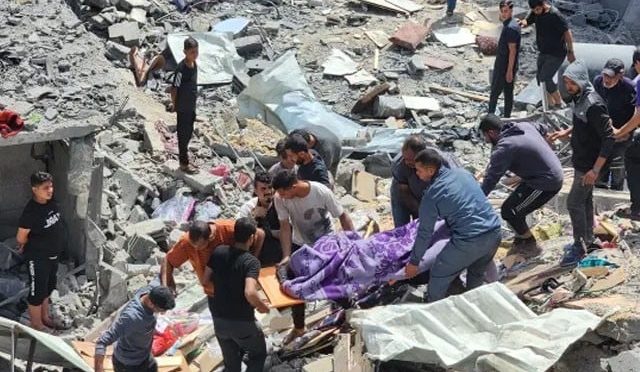 اسرائیل کی غزہ میں پناہ گزین کیمپ پر بمباری؛ 20 افراد شہید