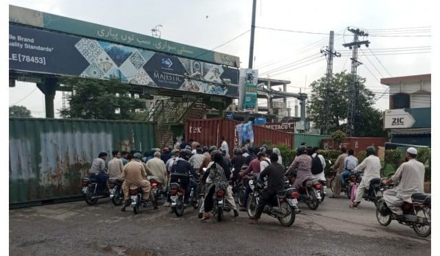 پی ٹی آئی، جماعت اسلامی کا احتجاج، فیض آباد کو رکاوٹیں کھڑی کرکے بند کردیا گیا
