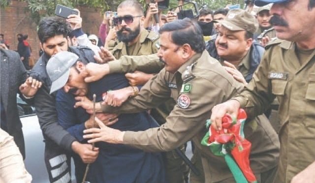 لاہور؛ پی ٹی آئی، جماعت اسلامی کارکنوں کی گرفتاری کیلیے چھاپے، 110 گرفتار