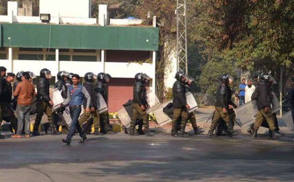 پنجاب یونیورسٹی میں ڈائریکٹر آئی ای آر کے دفتر پر طلباء تنظیم کے کارکنوں کا حملہ