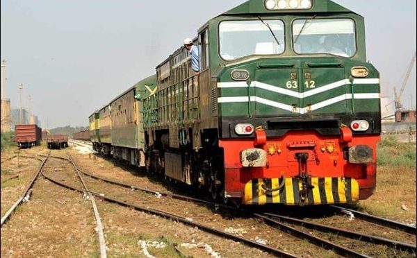 میانوالی سے لاہور آنے والی ٹرین بڑے حادثے سے بچ گئی