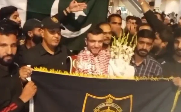 بھارتی باکسر کو بدترین شکست دینے والےعالمی یوتھ چیمپیئن عثمان وزیر کا کراچی میں شاندار استقبال