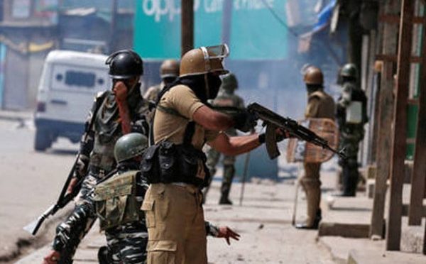 مقبوضہ کشمیر میں بھارتی فوج کے 63 مقامات پر چھاپے، ہزاروں کشمیری گرفتار، درجنوں گھر مسمار
