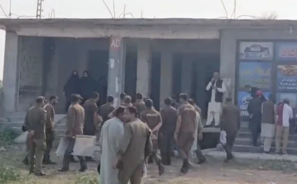 عمران خان سے ملاقات کیلیے علیمہ خان کا اڈیالہ کے قریب دھرنا، پولیس نے دھاوا بول دیا