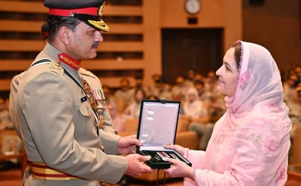 جوانوں و افسروں کو اعزازات دینے کی تقریب، آرمی چیف نے میڈلز سے نوازا