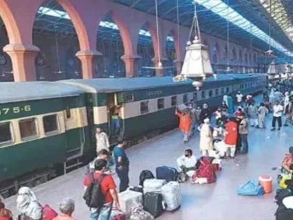 ٹرینوں میں گندگی، مسافر کیڑے مکوڑوں کے رحم و کرم پر