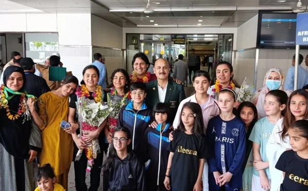 آسٹریلین جونیئر اوپن اسکواش میں کامیابی کے بعد علی سسٹرز وطن واپس پہنچ گئیں