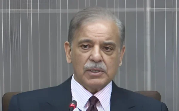 حکومت  پیٹرول کی قیمتوں میں کمی کا فائدہ ععام کو کیوں نہیں دے رہی