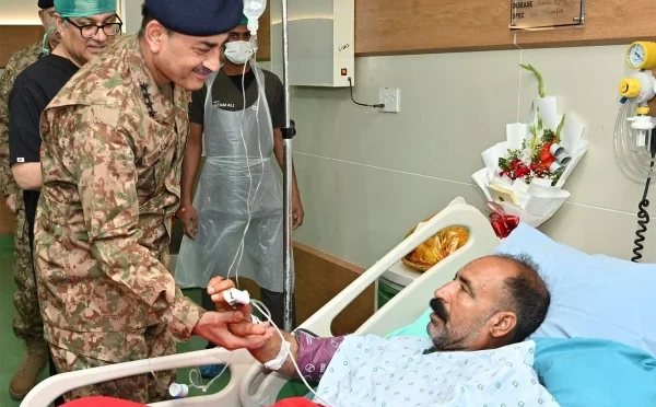 آرمی چیف کی بھارت کو شکست فاش دینے والے بہادر سپوتوں کی عیادت