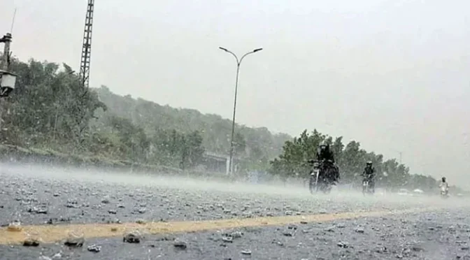 بارشوں کی گھن گرج کے ساتھ سیلاب کا خطرہ! سندھ، پنجاب، کے پی خبردار