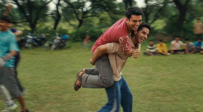 9 منٹ کی تالیاں! ’ہوم باؤنڈ‘ میں آخر ہے کیا؟