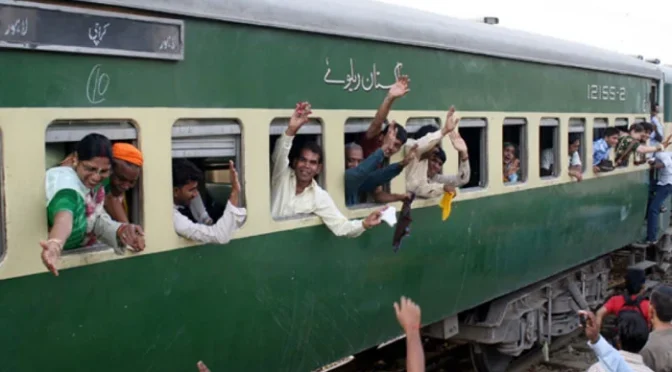 ریلوے کی تیز رفتار کمائی – 83 ارب کا نیا ریکارڈ