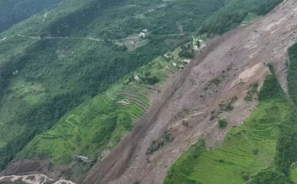 جنوب مغربی چین میں لینڈ سلائیڈ، 4 جانیں گئیں، 17 پھنس گے