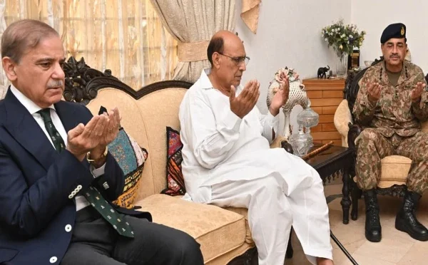 یومِ تشکر: وزیراعظم اور آرمی چیف شہید اسکواڈرن لیڈر کے گھر پہنچے