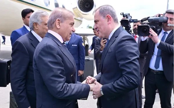 وزیراعظم شہباز شریف کا ایران کا دورہ مکمل، آذربائیجان پہنچ گئے