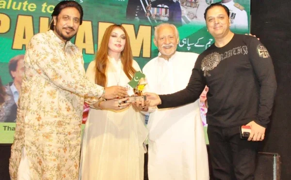 سپاہیوں کو سلام الحمراء میں ستاروں کا سپاہیوں کو خراجِ تحسین
