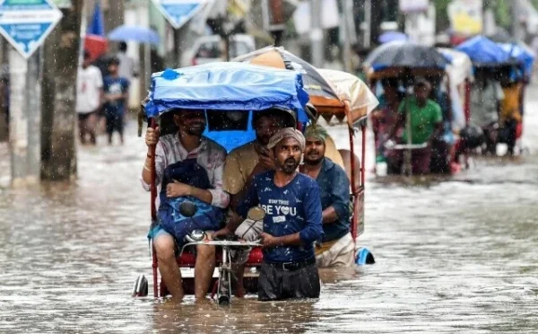 بھارت پر مون سون کا قہر: سیلاب اور لینڈ سلائیڈنگ سے تباہی، 30 افراد ہلاک