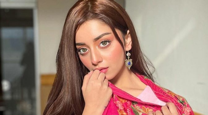 علیزے شاہ نے بولڈ لباس پہنا اور تنقید کا جواب بھی دیا