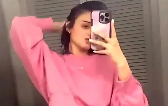اداکارہ حرا مانی کی بولڈ ویڈیو؛ سوشل میڈیا صارفین نے آڑے ہاتھوں لے لیا