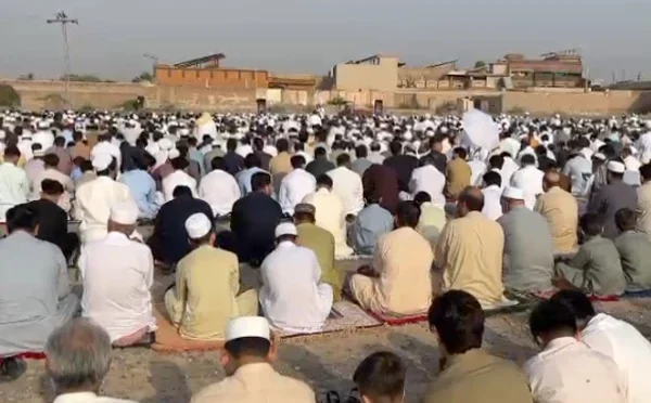 پشاور میں افغان مہاجرین آج عید منا رہے ہیں