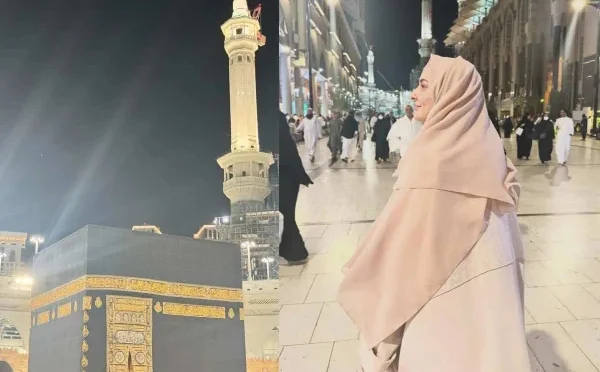 اداکارہ ہانیہ عامر نے بھی حج کی سعادت حاصل کرلی