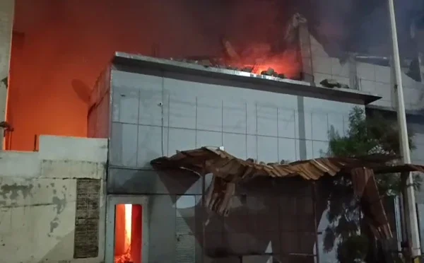 کراچی، لانڈھی ایکسپورٹ پروسیسنگ زون میں فیکٹریوں میں آگ تاحال بجھ نہ سکی، ایک فیکٹری مکمل تباہ