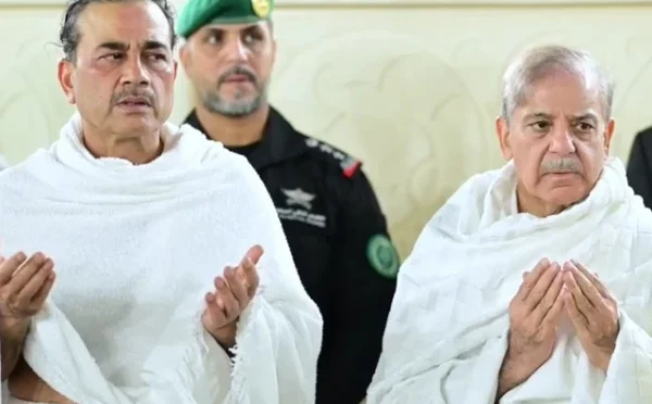 وزیرِ اعظم اور فیلڈ مارشل کی وفد کے ہمراہ عمرے کی ادائیگی، خانہ کعبہ میں نوافل ادا کیے