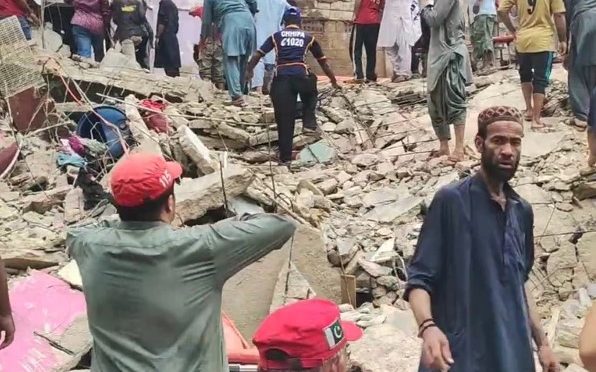 لیاری میں 5 منزلہ عمارت گر گئی، 3 جاں بحق، کئی دب گئے