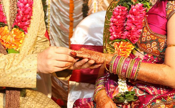 معروف بھارتی اداکار نے ساتھی اداکارہ سے منگنی کرلی