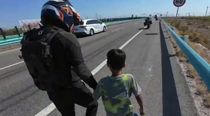 بڑے بھائی کو کیوں مارا؟ والد چھوٹے بیٹے کو مصروف شاہراہ پر تنہا چھوڑ کر چلا گیا