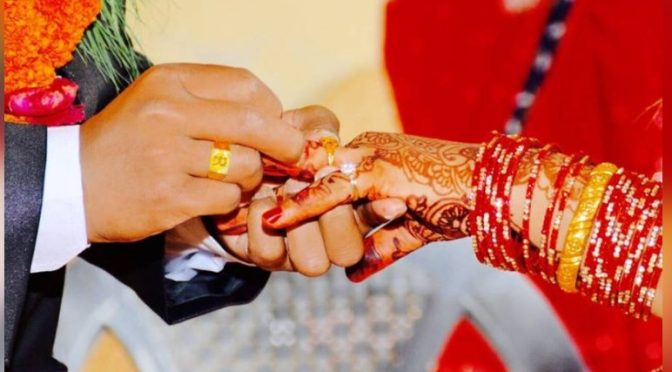 چائے پیش کرنے کا انداز پسند آنے پرسکول پرنسپل نےاپنے چپراسی سے شادی کرلی