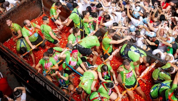 اسپین کا ٹماٹر فیسٹیول: 22 ہزار افراد نے 120 ٹن ٹماٹر ایک دوسرے پر پھینکے