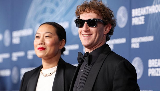 دنیا کے تیسرے امیر ترین شخص مارک زکربرگ اپنے پڑوسیوں کو تحفے میں ہیڈ فونز کیوں دے رہے ہیں؟