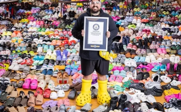 امریکی شہری نے سب سے زیادہ ربڑ کی چپلیں جمع کرنے کا ریکارڈ قائم کرلیا