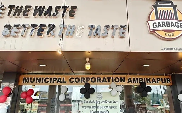 بھارت میں پیسوں کے بجائے کچرا لینے والے کیفے مقبول