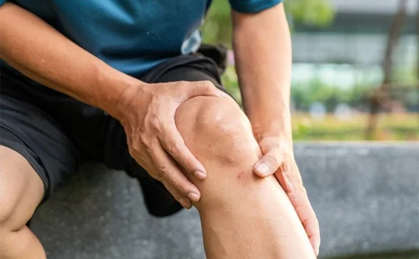 قدم رکھنے میں معمولی تبدیلی گھٹنوں کا درد کم کرسکتی ہے: تحقیق