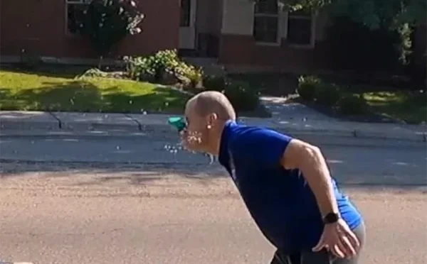 ایک منٹ میں چہرے پر زیادہ گیلے اسفنج مارنے کا ریکارڈ