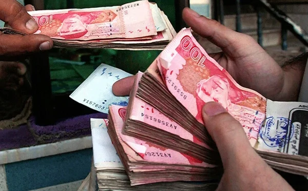 نان فائلرز کیلئے بینک سے رقوم نکلوانے پر عائد ٹیکس میں اضافے کا اطلاق کردیا گیا