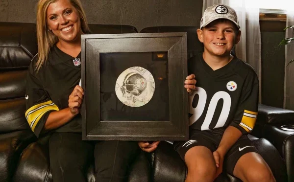 بیوہ خاتون نے یادگار کے طور پر شوہر کی ٹیٹو والی کھال کو کاٹ کر فریم کردیا